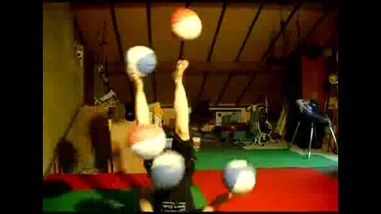 Жена жонглира с пет топки