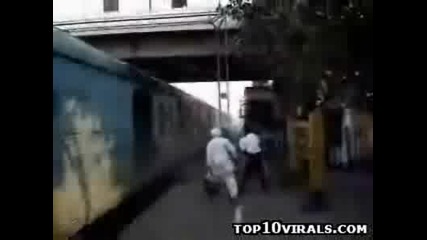 Тоя влак за малко да отнесе човека 