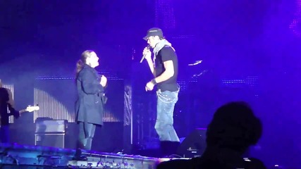 Enrique Iglesias singing Hero to a lucky girl from the audience (sofia, Bulgaria) 