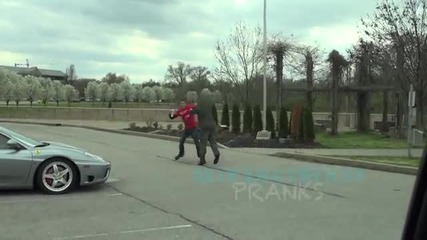 Какво се случва, когато се изпикаеш върху Ferrari