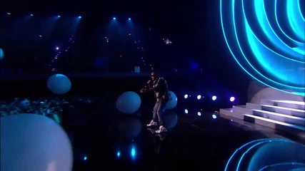 Mega! B.o.b. featuring Hayley Williams - Airplanes live Hd Ema 2010 Madrid (high quality) 