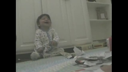 Бебе се смее..мн яко