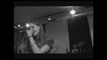 Avril Lavigne - Keep Holding On