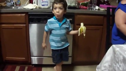 За това дете няма по-желан подарък... от един банан.. :)