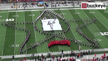 Tbdbitl изпълнява Майкъл Джексън почит на полувремето на играта Айова.