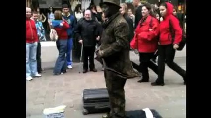 Един от най-изумителните мимове, които сте виждали