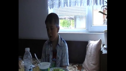Адам Камберов - на 8 години - Молитва преди храна