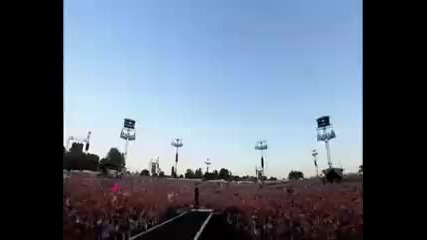 Robbie Williams целува фенка по време на участие