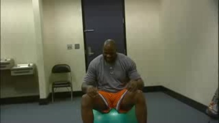 Nba Shaq Lifts Trainer During Workout