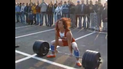 Жена прави мъртва тяга с - 220 kg