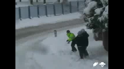 Смях Ченгета Се Замерят Със Снежни Топки