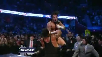 Smackdown 9/4/09 Гробаря Прави Задушаващо Тръшване на Си Ем Пънк върхо коментаторската маса.