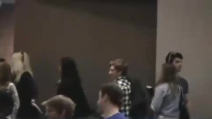Деми и Джо излизат с приятели