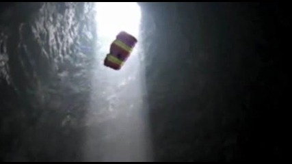 Скачане С Парашут В Огромна Дълбока Пещера