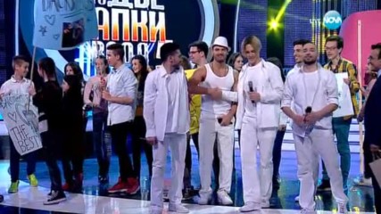 Ваня Джаферович пя и танцува като част от Бекстрийт Бойс