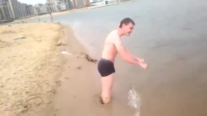 Луд руснак на плажа - 100% смях