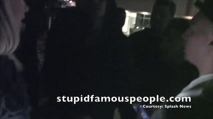Джъстин Бийбър слага папараци на мястото им докато се снима с фенове!