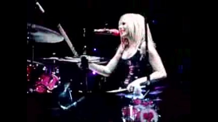Avril Свири На Барабани И Пее Runaway - Live