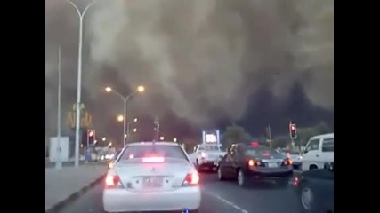 Огромен облак от дим