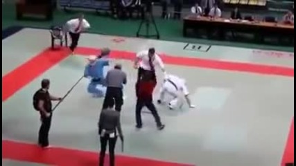 Tези бойци ядосаха съдията