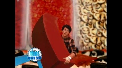 Jonas Brothers Fall in Love with a Pizza Girl високо качество 