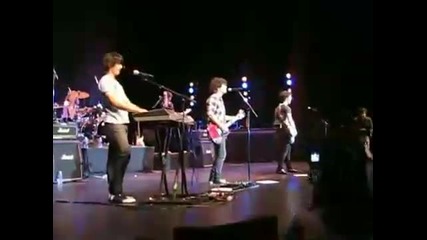 Kevin Jonas Falls! 