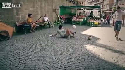 Уличен талант танцува с топката
