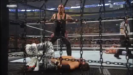 Гробаря прави унищожително задушаващо тръшване на Джон Морисън. | Elimination Chamber 2010 | 