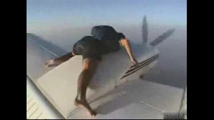 Човек се катери по крилото на самолет