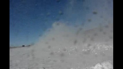 Невероятни кадри от Локомотив който минава през дълбок сняг 