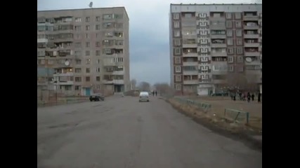 Тунингован москвич си пали гумите 