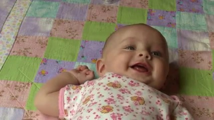 Бебе се смее сладко