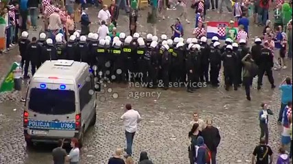 Хърватски ултраси се сбиха с полицията в центъра на Познан! *10.06.2012г.*