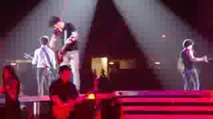 Strings/jt/nick on catwalk + Kevins Sos dance