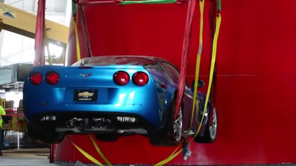 Изваждане на Zr1 Blue Devil Corvette от ямата в музеят на " Chevrolet Corvette "