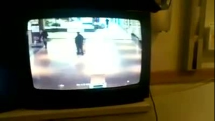 Жена пада във фонтан в мола Смешно!!! 