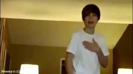 Justin Bieber пада от масата и се пребива „„смях„„