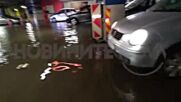 Наводнение в подземен паркинг на търговски център в София