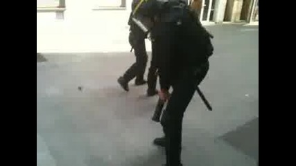 полицай гърми по своите
