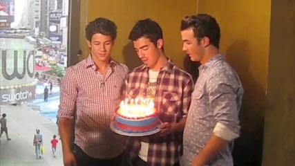Jonas Brothers позират с тортата на Joe ( Happy 21th Birthday ) 