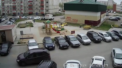 Този го направиха на невеляшка - хората са жестоки! Бой на паркинг в Русия