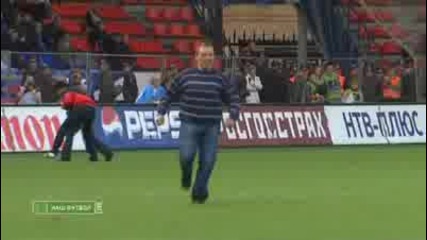 Фен Вкарва Дузпа Fan Scores a Penalty Kick - Very Funny 