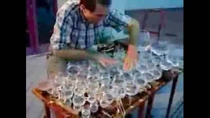 Човек Свири На Чаши Пълни С Вода !! Wow - Vbox7