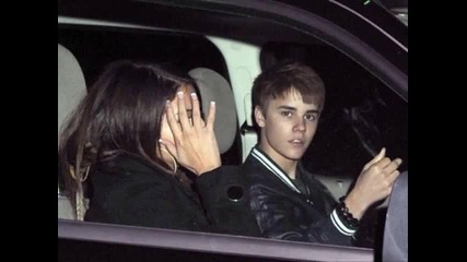 Justin Bieber показва среден пръст на папараците 