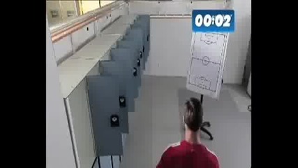 Невероятно изпълнение на Шаби Алонсо. Порази осем шкафчета с един удар 
