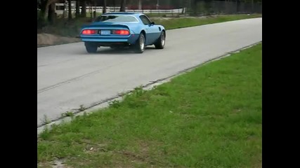 Pontiac Trans Am 1978 прави бърнаут 