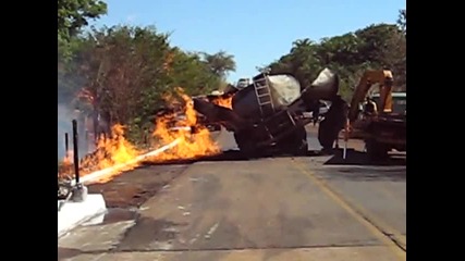 Камион цистерна се взривява при опит да бъде обърната 