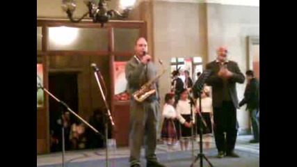 Cris Ellis Свири На Саксофон