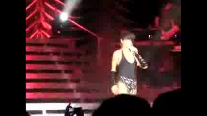 Rihanna - Let Me Live(малка Част) @Riga - 17.03.08