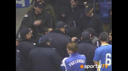 След масов бой, полицай вади пистолет срещу ултраси на Левски